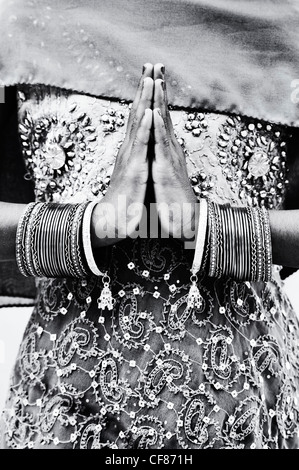 Inderin Namaste Gebet Hände. Monochrom Stockfoto