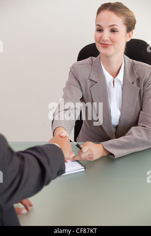 Porträt eines jungen Manager schüttelte die Hand eines Kunden Stockfoto