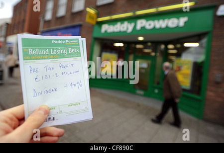 Paddy Power Buchmacher in Newmarket, Suffolk. Paddy Power gab heute Gesamtjahr Finanzergebnis. Stockfoto