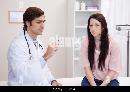 Männlichen Arzt Vorbereitung Injektion für Patienten Stockfoto