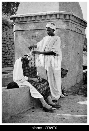 1926-Straße-Barbier von Biskra Oase Dorf von Algerien Stockfoto