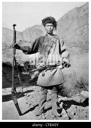 1926 bewaffnete Eskorte, Dokerla China Muskete Pistole Stockfoto