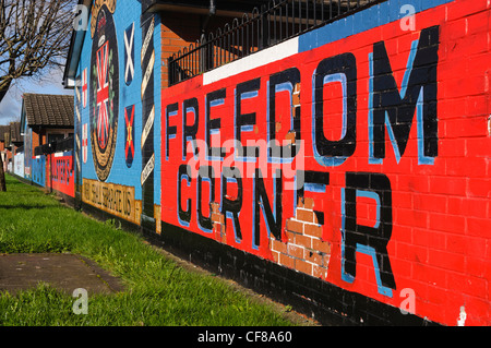 Loyalist Wandbilder an "Freiheit Ecke", Newtownards Straße, Belfast Stockfoto