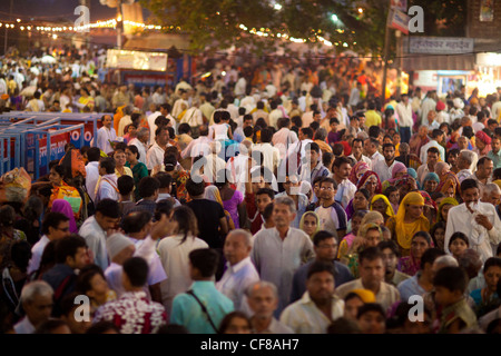 Menschenmenge der Kumba Mela Kumbh Festival zu feiern. Die Lage ist der Fluss Ganges in Varanasi Stockfoto