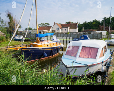 Boote bei Hickling Pfarrei Staithe Norfolk UK mit dem Vergnügen Boot Inn im Hintergrund Stockfoto