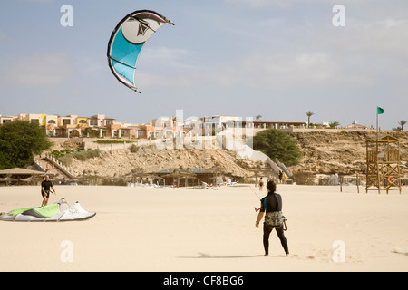 Rabil Boa Vista Kapverdische Inseln Mann Betrieb aufgepumpten Kite Surfen auf unberührten unberührte Strand von Areja de Chaves zur Stockfoto