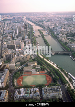 Blick auf Paris vom Eiffelturm entfernt. Stockfoto