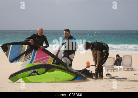 Rabil Boa Vista Kapverdische Inseln drei Männer, die Vorbereitung eines Kites am Strand von Areja de Chaves Stockfoto