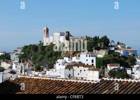 Blick auf die Stadt und die umliegende Landschaft, Pueblo Blanco, Casares, Costa Del Sol, Provinz Malaga, Andalusien, Spanien, Europa. Stockfoto
