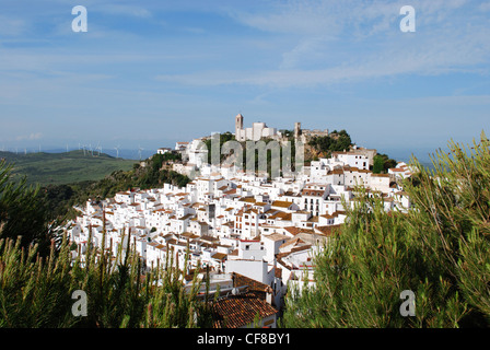 Blick auf die Stadt und die umliegende Landschaft, Pueblo Blanco, Casares, Costa Del Sol, Provinz Malaga, Andalusien, Spanien, Europa. Stockfoto