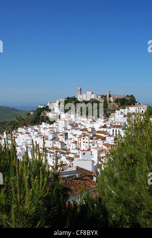 Blick auf die Stadt und die umliegende Landschaft, Pueblo Blanco, Casares, Costa Del Sol, Provinz Malaga, Andalusien, Spanien, Europa. Stockfoto