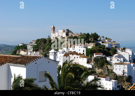 Blick auf die Stadt und die umliegende Landschaft, Pueblo Blanco, Casares, Costa Del Sol, Provinz Malaga, Andalusien, Spanien, Europa. Stockfoto