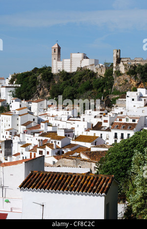 Blick auf die Stadt und die umliegende Landschaft, Pueblo Blanco, Casares, Costa Del Sol, Provinz Malaga, Andalusien, Spanien, Europa. Stockfoto