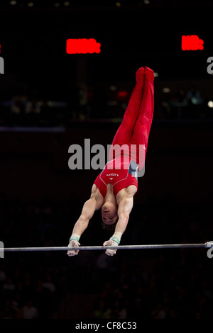 Chris Brooks (USA) konkurriert in einer Ausstellung am Reck an der 2012 American Cup Gymnastik Stockfoto