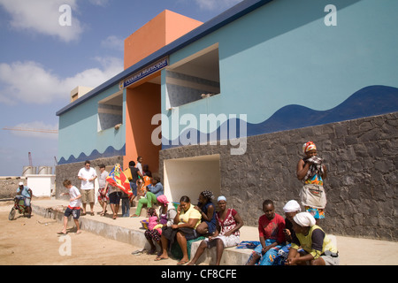 Sal Rei Boa Vista Kap Verde einheimische Frauen sitzen außerhalb städtischen Fischmarkt zwei Mobiltelefone Stockfoto