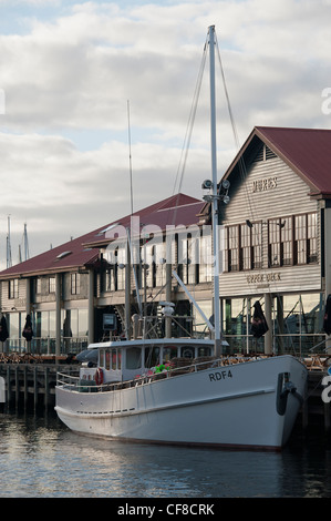 Angelboot/Fischerboot in Hobart, Tasmanien, Victoria Dock und Mures Meeresfrüchte Restaurant Stockfoto