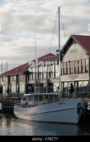 Angelboot/Fischerboot in Hobart, Tasmanien, Victoria Dock und Mures Meeresfrüchte Restaurant Stockfoto