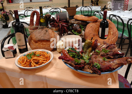 typische lukanischen essen Käse Käse Canestrato Nudeln Fleisch selbstgebackenes Brot italienische Rote Wein Wurst Süd Italien Basilikata Stockfoto