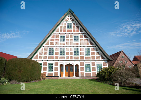 Rote Ziegel, weißen Holz: typische Fachwerk Bauernhaus in Jork im Obstbau Altes Land in Niedersachsen, Deutschland Stockfoto