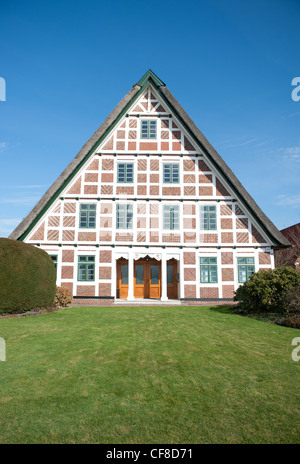 Rote Ziegel, weißen Holz: typische Fachwerk Bauernhaus in Jork im Obstbau Altes Land in Niedersachsen, Deutschland Stockfoto