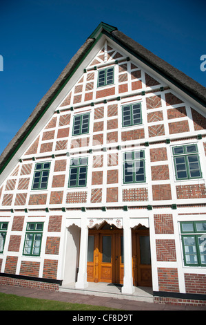 Rote Ziegel, weißen Holz: typische Fachwerk Bauernhaus in Jork im Obstbau Altes Land in Niedersachsen, Deutschland Stockfoto