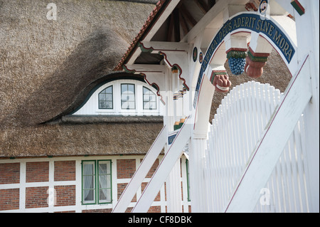 In Jork zeigt das Museum "Altes Land" das reiche Erbe in einem traditionellen Bauernhaus mit weißen Eingangstor Stockfoto