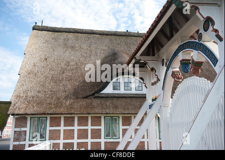 In Jork zeigt das Museum "Altes Land" das reiche Erbe in einem traditionellen Bauernhaus mit weißen Eingangstor Stockfoto