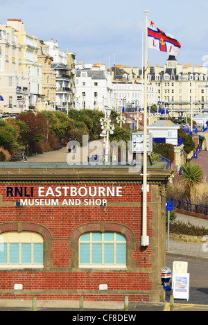 Die RNLI-Rettungsboot-Museum und Shop auf Eastbourne Strandpromenade, East Sussex, England Stockfoto