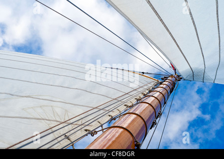 Mast und Segel einer großen Yacht vor blauem Himmel Stockfoto