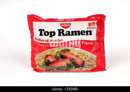 Paket von instant Top Ramen Nudeln Suppe Unmengen von Nudeln Rindfleisch Geschmack von Nissin auf weißem Hintergrund ausschneiden. Stockfoto