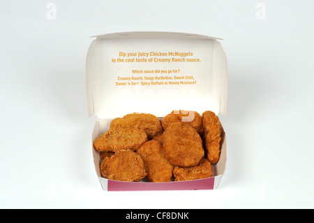 McDonald's Chicken Mcnuggets in Box-Verpackung mit Deckel öffnen auf weißem Hintergrund ausschneiden USA. Stockfoto