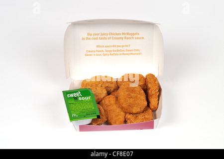 McDonald's Chicken Mcnuggets in Box-Verpackung und süß-sauer Dipp mit Deckel auf weißem Hintergrund ausschneiden USA geöffnet. Stockfoto