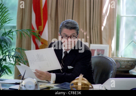 Ronald Reagan im Oval Office Stockfoto