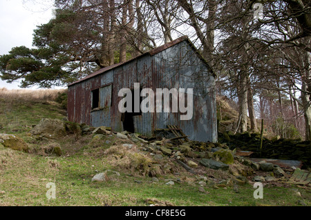 Verfallene Gebäude am Straßenrand in Snowdonia Zinn Stockfoto