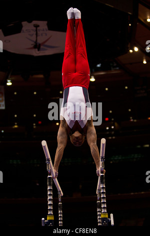 John Orozco (USA) Training für den Wettbewerb 2012 American Cup Gymnastik im Madison Square Garden, New York. Stockfoto