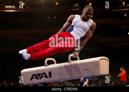 John Orozco (USA) Training für den Wettbewerb 2012 American Cup Gymnastik im Madison Square Garden, New York. Stockfoto