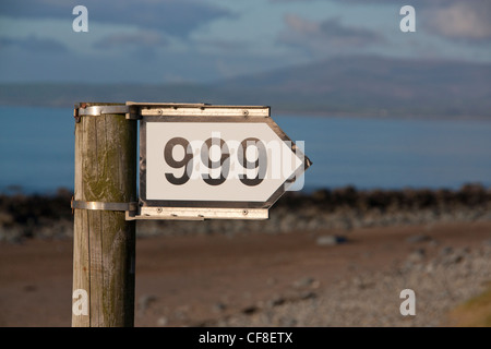 999 Notrufnummer auf Schild am Strand Llandanwg Gwynedd North Wales UK Stockfoto