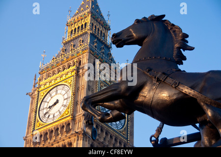 Statue von Boadicea und Wagen mit Big Ben Clock Tower der Häuser des Parlaments bei Sonnenaufgang London England UK Stockfoto
