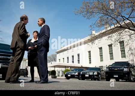 Präsident Barack Obama spricht mit Cass Sunstein, Office of Information und Regulatory Affairs-Administrator und Senior Advisor Valerie Jarrett auf West Executive Avenue zwischen der Westflügel des weißen Hauses und Eisenhower Executive Office Building 7. April 2011 in Washington, DC. Stockfoto