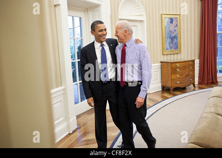 Präsident Barack Obama umarmt Vizepräsident Joe Biden im Oval Office nach einem erfolgreichen Meeting auf der Budget-Sackgasse 8. April 2011 in Washington, DC. Stockfoto