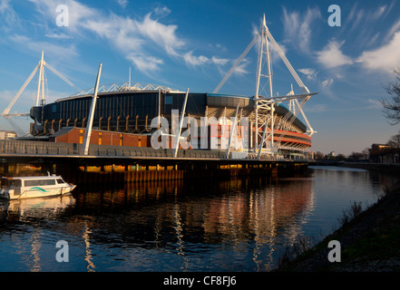 Millennium Stadium mit Wasserbus (Aquabus) vorbei unten am Fluss Taff Cardiff South Wales UK Stockfoto