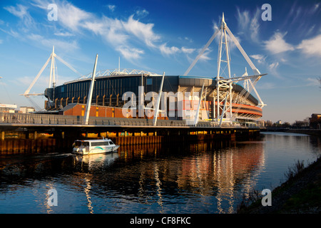 Millennium Stadium mit Wasserbus (Aquabus) vorbei unten am Fluss Taff Cardiff South Wales UK Stockfoto