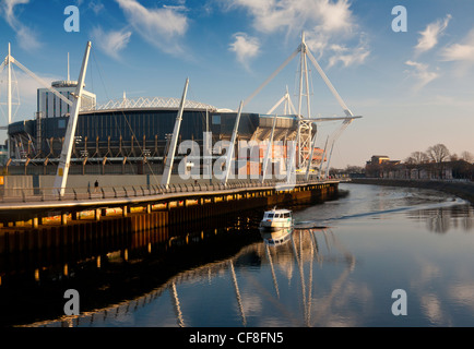 Millennium Stadium mit Wasserbus (Aquabus) vorbei unten am Fluss Taff Cardiff South Wales UK Stockfoto