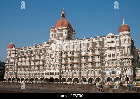 Taj Mahal Palace Hotel gesehen vom Gateway of India-Denkmal am Strand von Mumbai Stockfoto