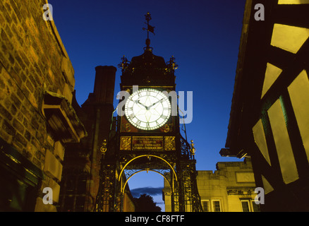 Viktorianische Eastgate Clock und Fachwerkbauten in der Nacht Chester Cheshire North West England UK Stockfoto