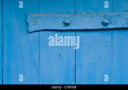 Nahaufnahme eines Teils einer alten Holztür in blau lackiert Stockfoto