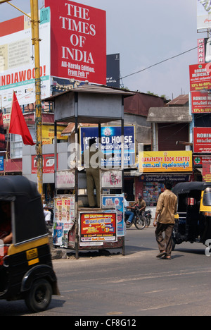 Verkehrspolizei, die Steuerung des Datenverkehrs in einer der Hauptstraßen in Trivandrum Stadt von Kerala, Indien Stockfoto