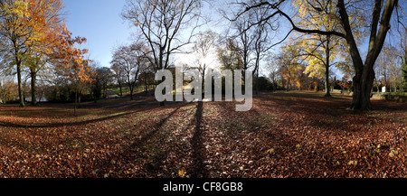 Panoramablick auf Lister Park, Bradford, im Herbst. Stockfoto