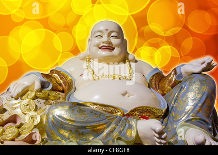 Dicken Bauch Maitreya Tuch Tasche Mönch Happy Buddhastatue auf unscharfen Hintergrund isoliert Stockfoto