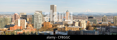 Portland Oregon Downtown City Skyline mit Mount Hood an einem klaren Tag-Panorama Stockfoto